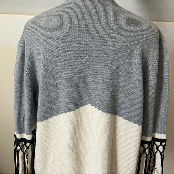 Neiman Marcus Gray/Cream Fringe Sweater size Large - Picture 6 of 8